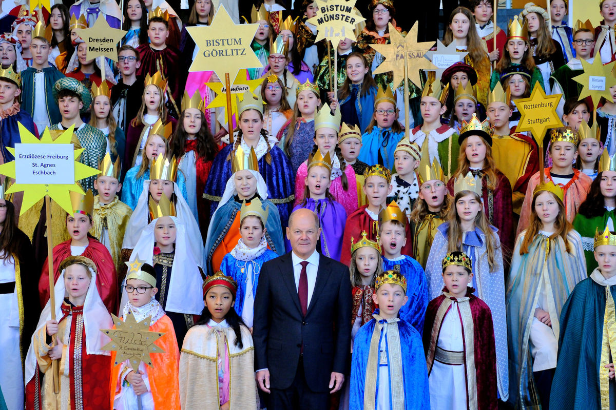 Kronen, Sterne und Kinder in prächtigen Gewändern im Kanzleramt: Bundeskanzler Olaf Scholz hat am 8. Januar 108 Sternsinger aus ganz Deutschland empfangen. Foto: Ralf Adloff/ Kindermissionswerk. Foto: Ralf Adloff/ Kindermissionswerk